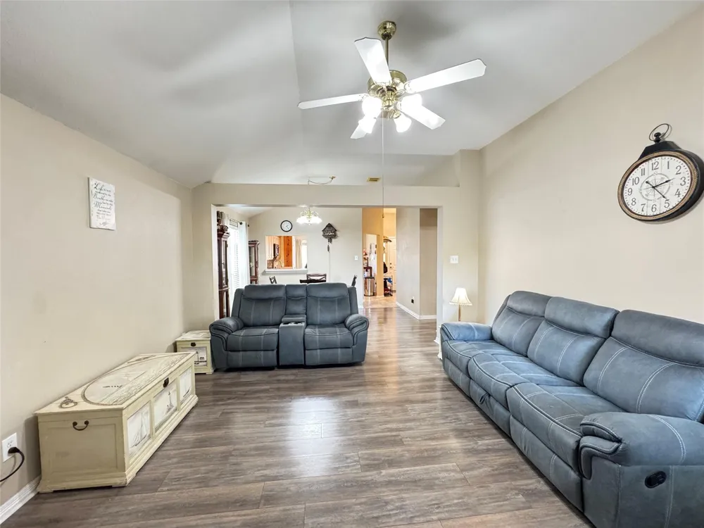 5427 Chase Wood Drive Bacliff, TX 77518
