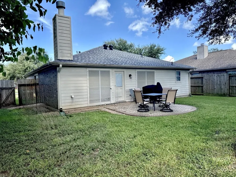 5427 Chase Wood Drive Bacliff, TX 77518