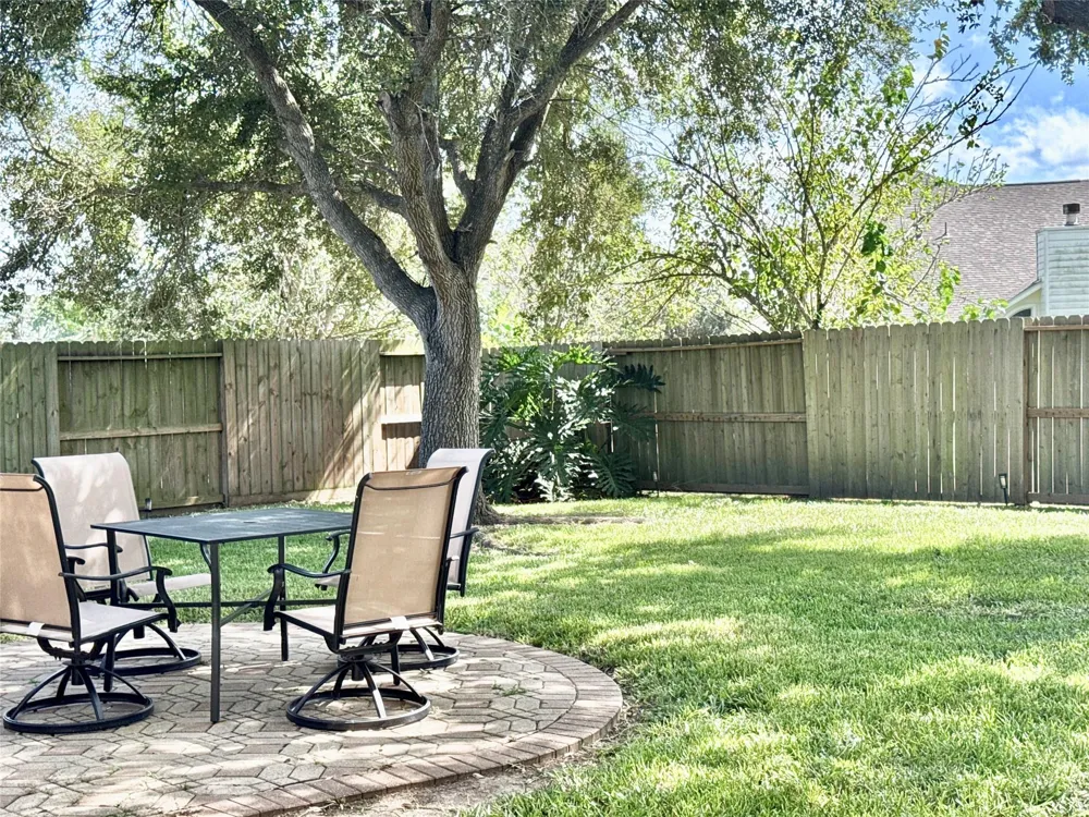 5427 Chase Wood Drive Bacliff, TX 77518