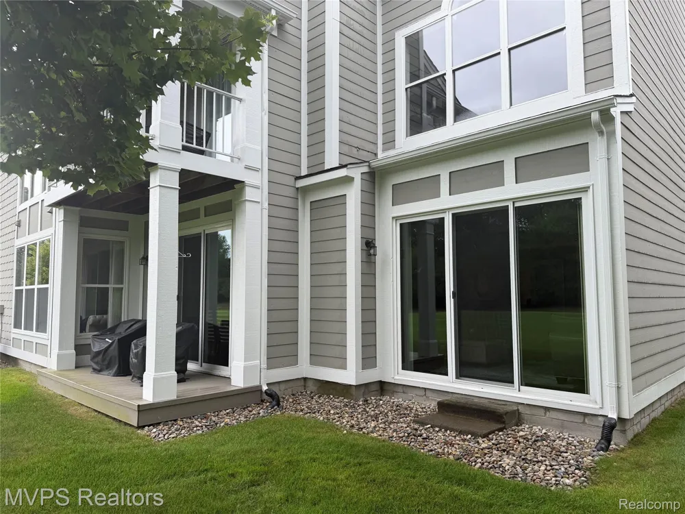 1945 Eagle Pointe #72 Bloomfield Charter Township, MI 48304