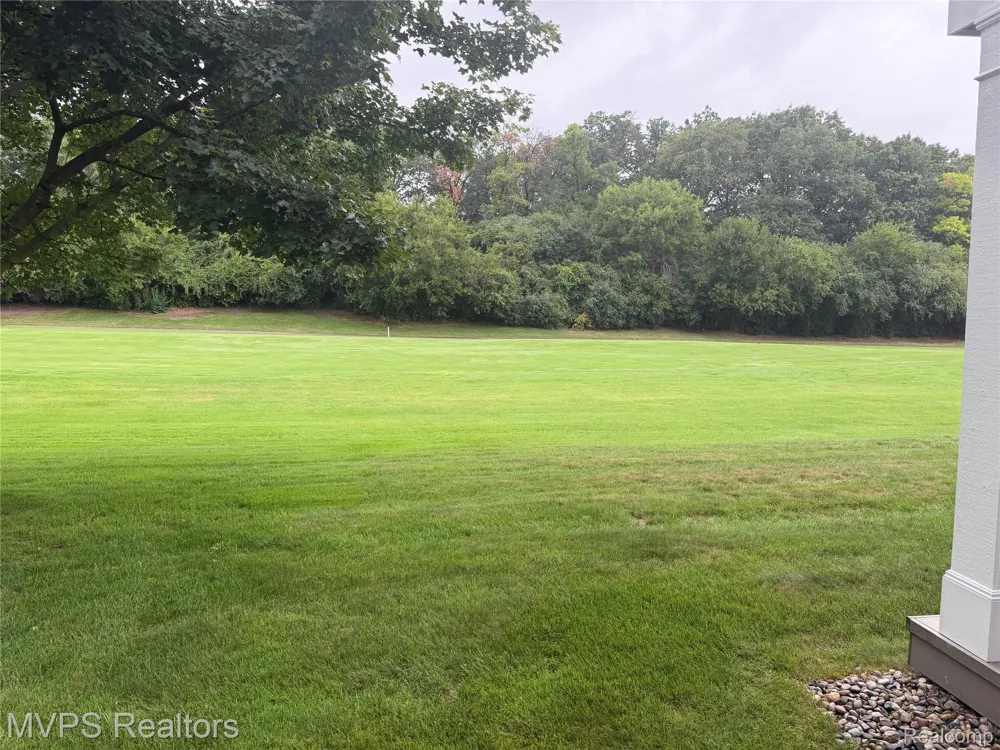 1945 Eagle Pointe #72 Bloomfield Charter Township, MI 48304