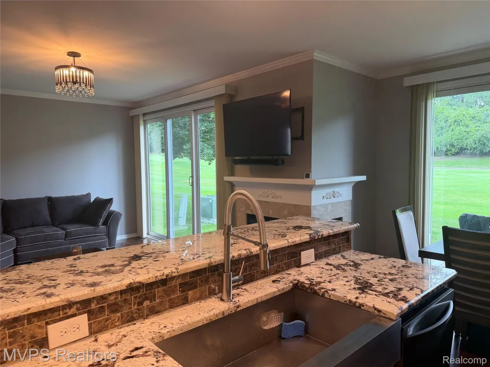 1945 Eagle Pointe #72 Bloomfield Charter Township, MI 48304