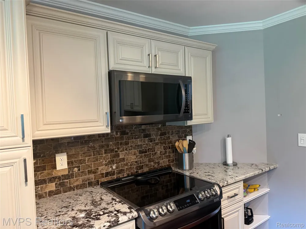 1945 Eagle Pointe #72 Bloomfield Charter Township, MI 48304