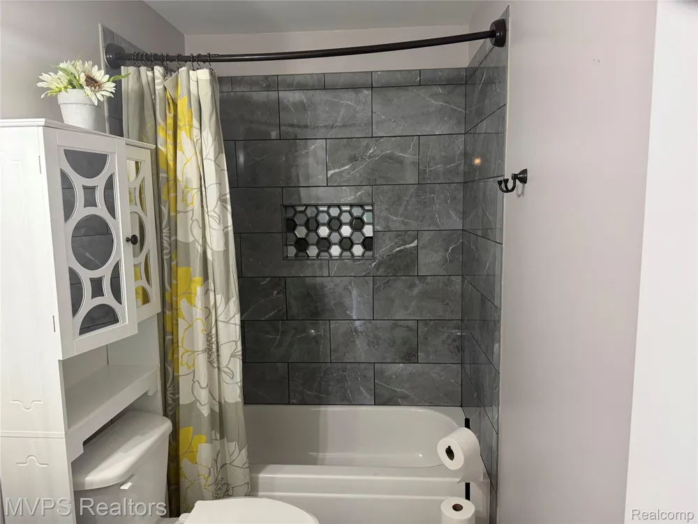 1945 Eagle Pointe #72 Bloomfield Charter Township, MI 48304