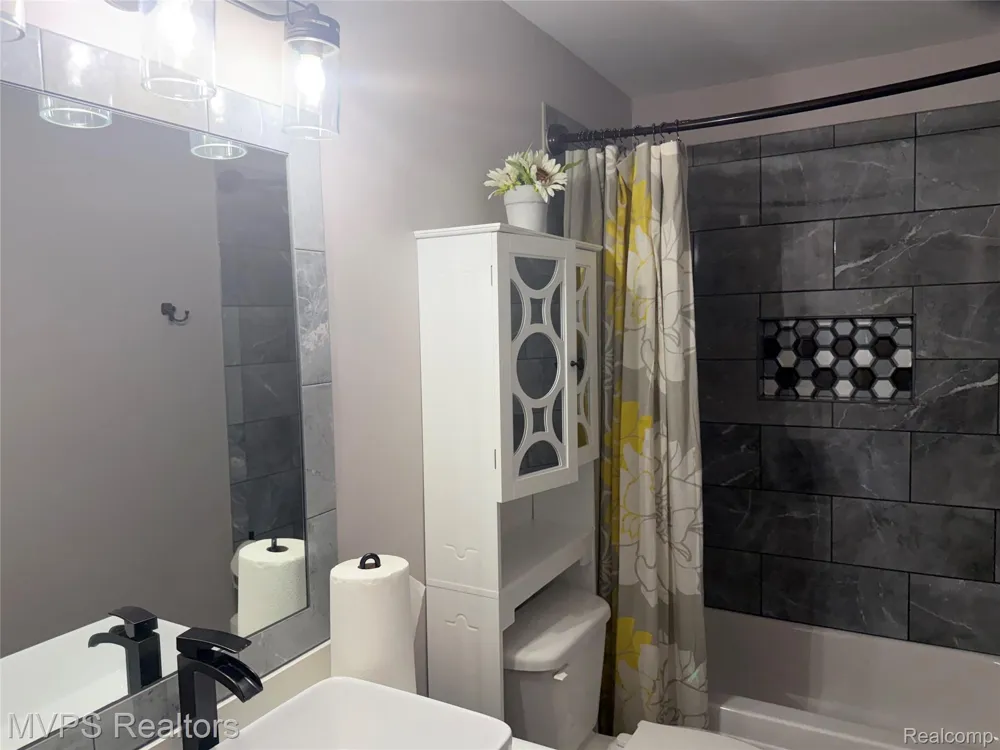 1945 Eagle Pointe #72 Bloomfield Charter Township, MI 48304
