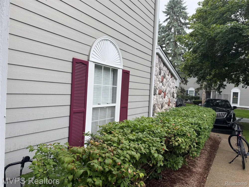1945 Eagle Pointe #72 Bloomfield Charter Township, MI 48304