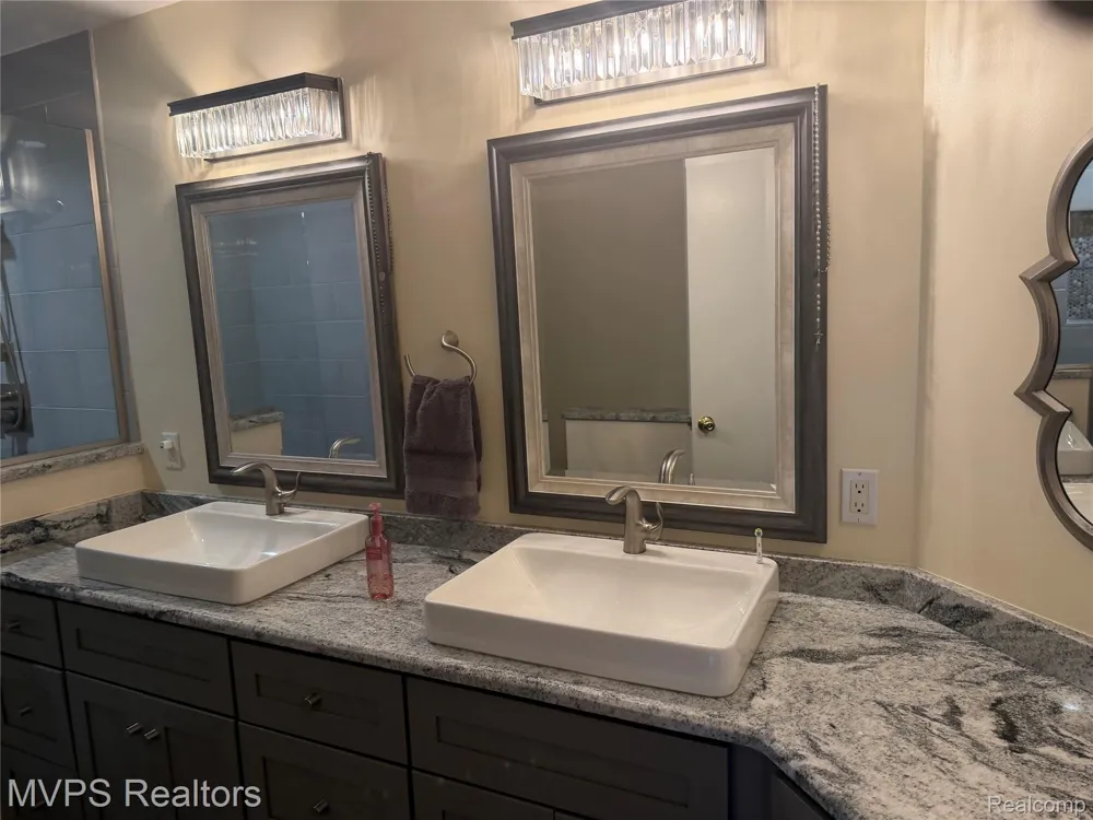 1945 Eagle Pointe #72 Bloomfield Charter Township, MI 48304