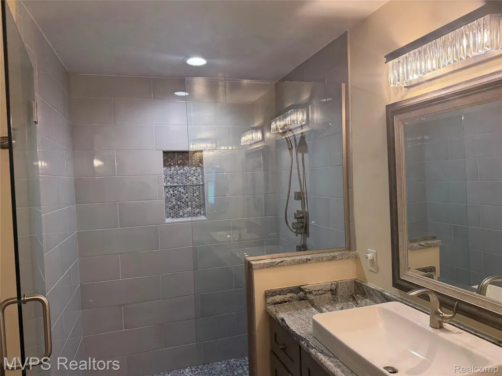 1945 Eagle Pointe #72 Bloomfield Charter Township, MI 48304