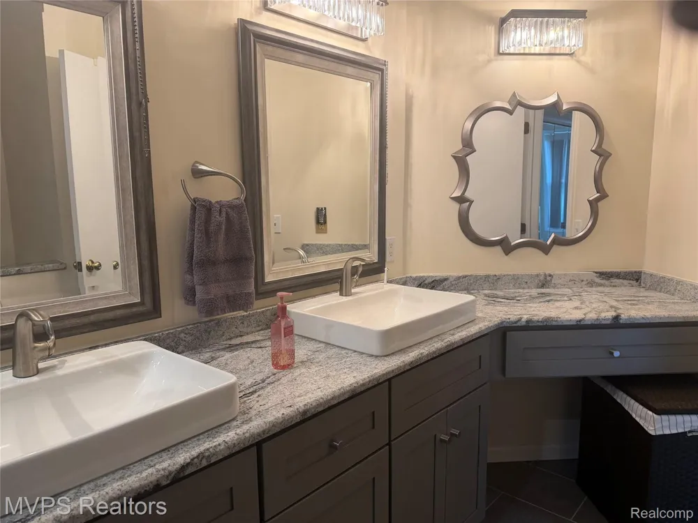 1945 Eagle Pointe #72 Bloomfield Charter Township, MI 48304