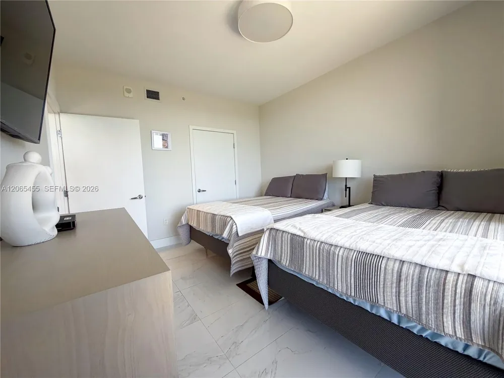 16385 Biscayne Blvd # #419 North Miami Beach, FL 33160