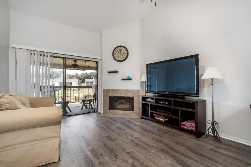 203 Lakeview Terrace #B Montgomery, TX 77356