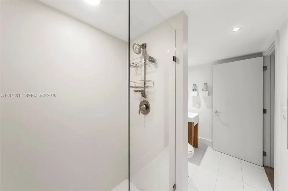 600 Grapetree Dr #6BS Key Biscayne, FL 33149