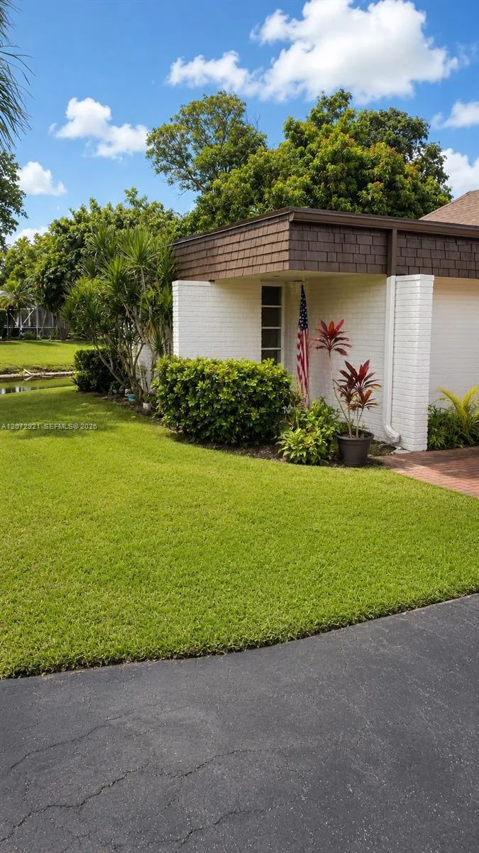 5700 White Hickory Cir Tamarac, FL 33319
