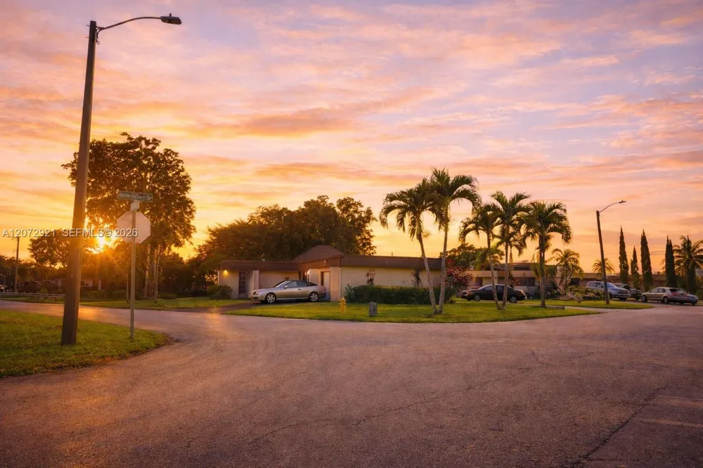 5700 White Hickory Cir Tamarac, FL 33319