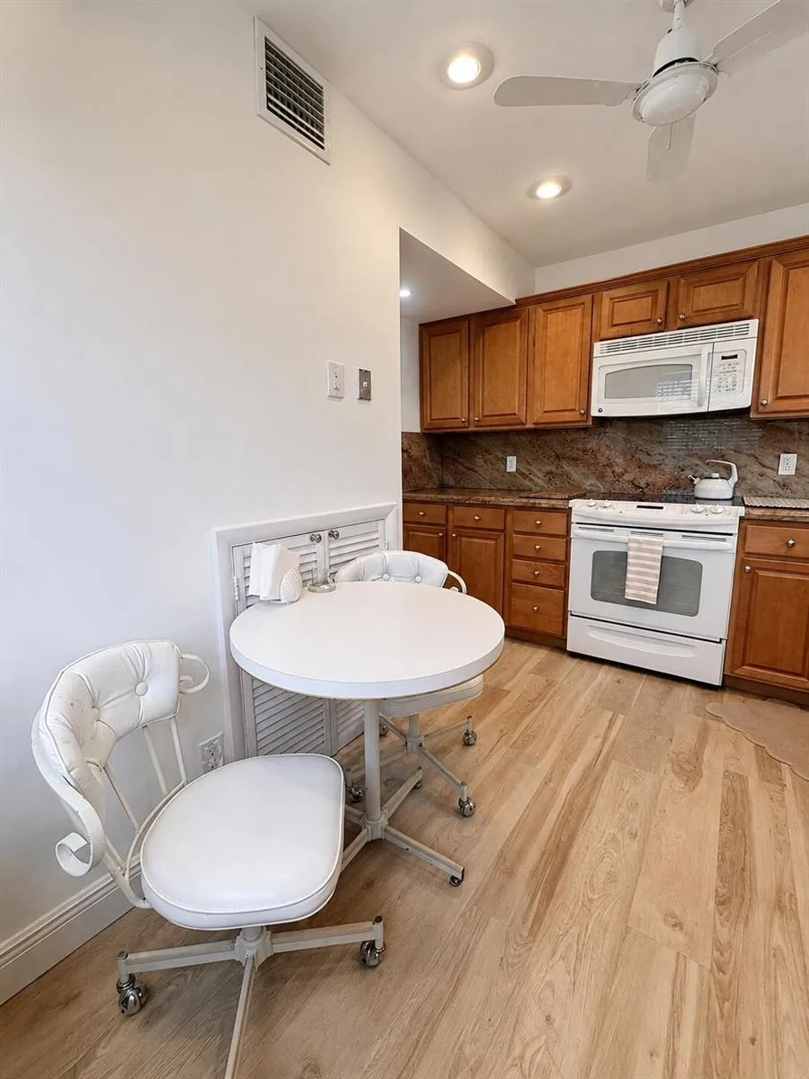 27 COLONIAL CLUB DRIVE #105 Boynton Beach, FL 33435