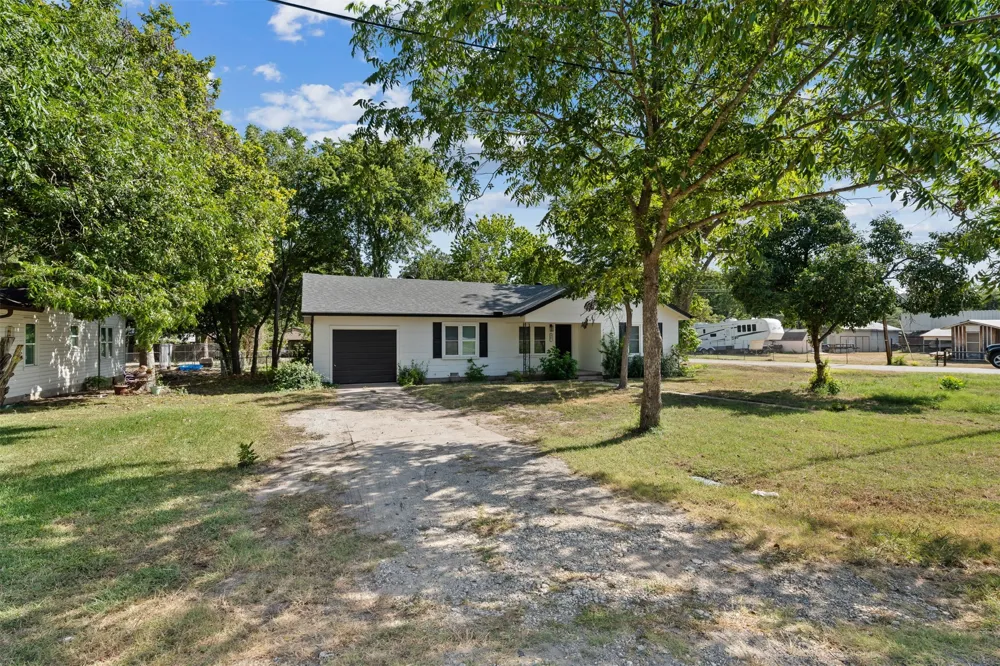 903 E Avenue C Valley Mills, TX 76689