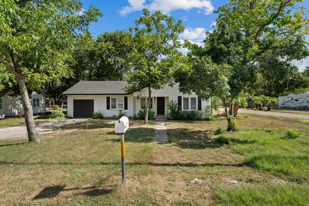 903 E Avenue C Valley Mills, TX 76689