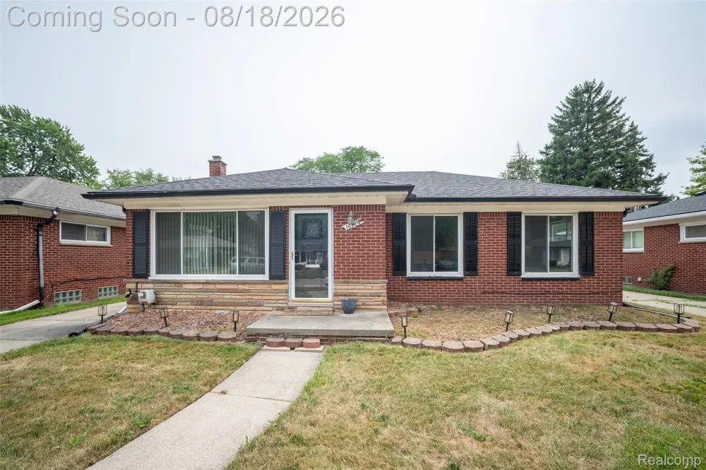 16786 Sprenger Avenue Eastpointe City, MI 48021