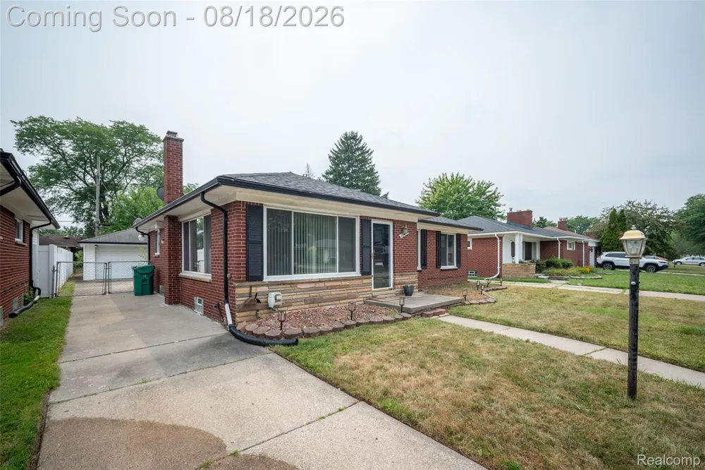 16786 Sprenger Avenue Eastpointe City, MI 48021