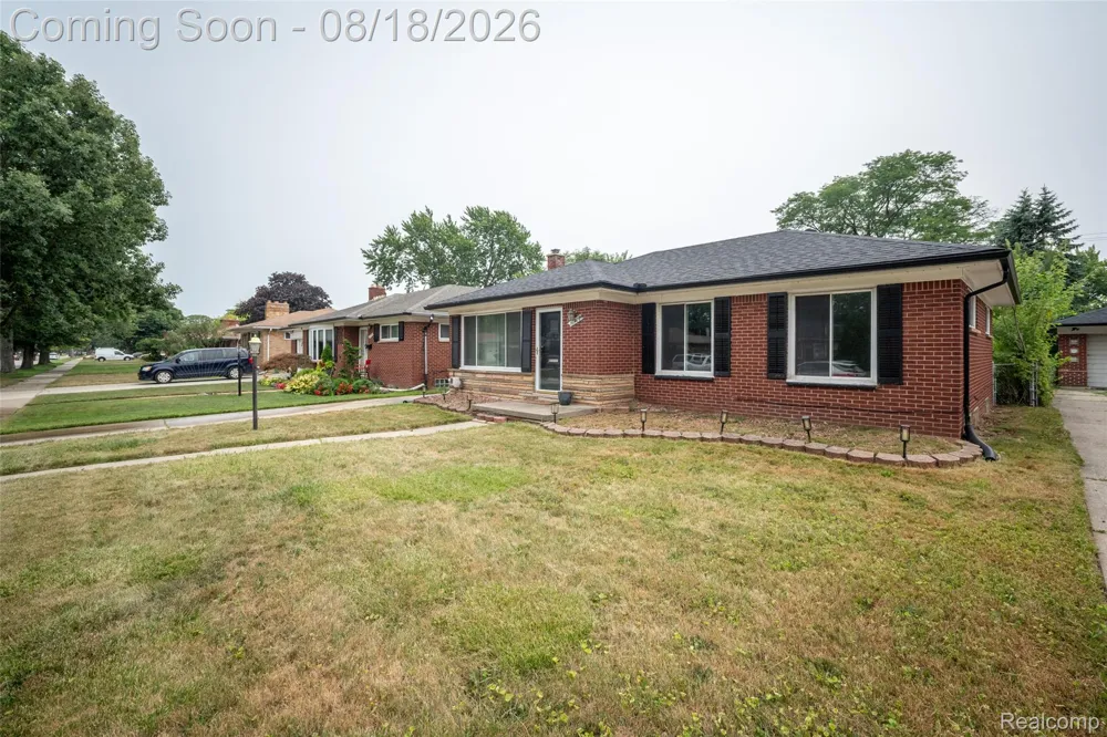 16786 Sprenger Avenue Eastpointe City, MI 48021