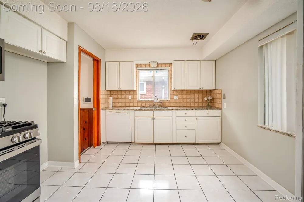 16786 Sprenger Avenue Eastpointe City, MI 48021