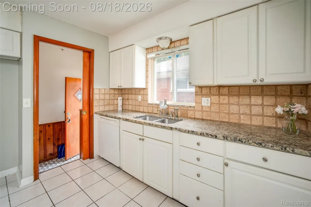 16786 Sprenger Avenue Eastpointe City, MI 48021