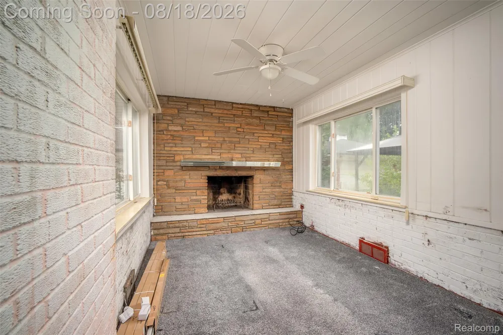 16786 Sprenger Avenue Eastpointe City, MI 48021