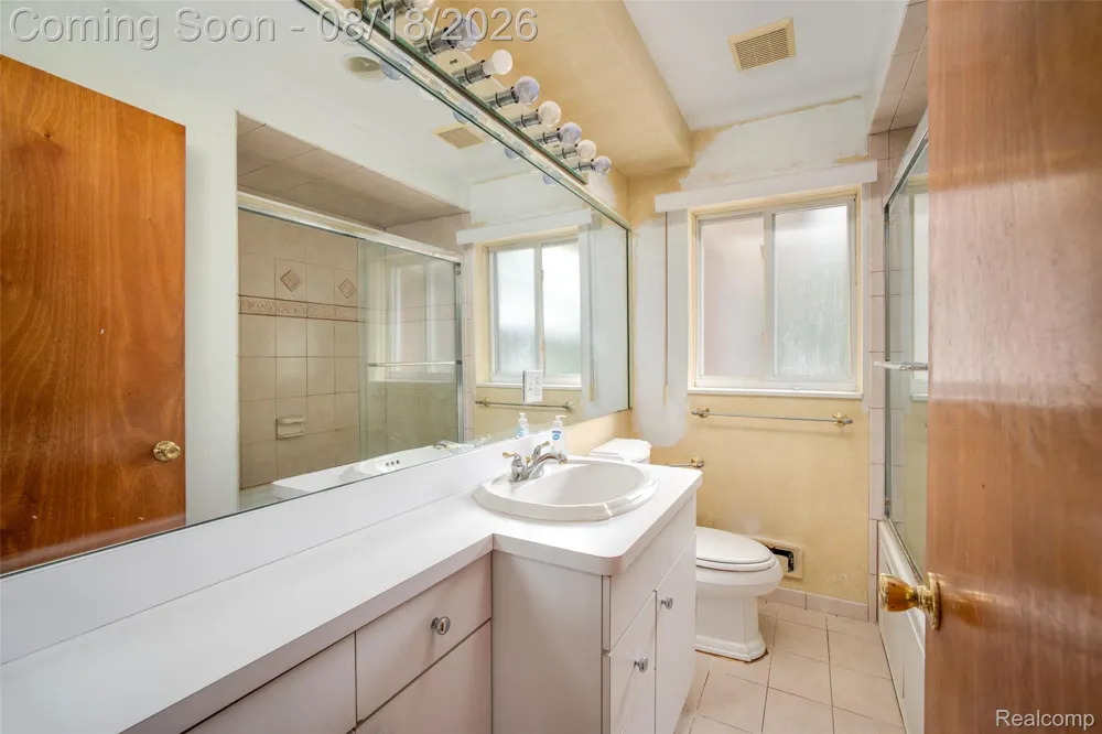 16786 Sprenger Avenue Eastpointe City, MI 48021