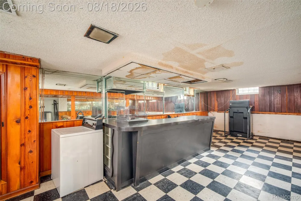 16786 Sprenger Avenue Eastpointe City, MI 48021