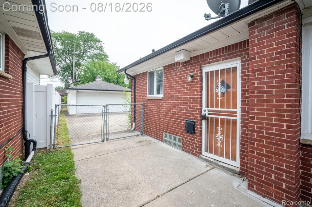 16786 Sprenger Avenue Eastpointe City, MI 48021