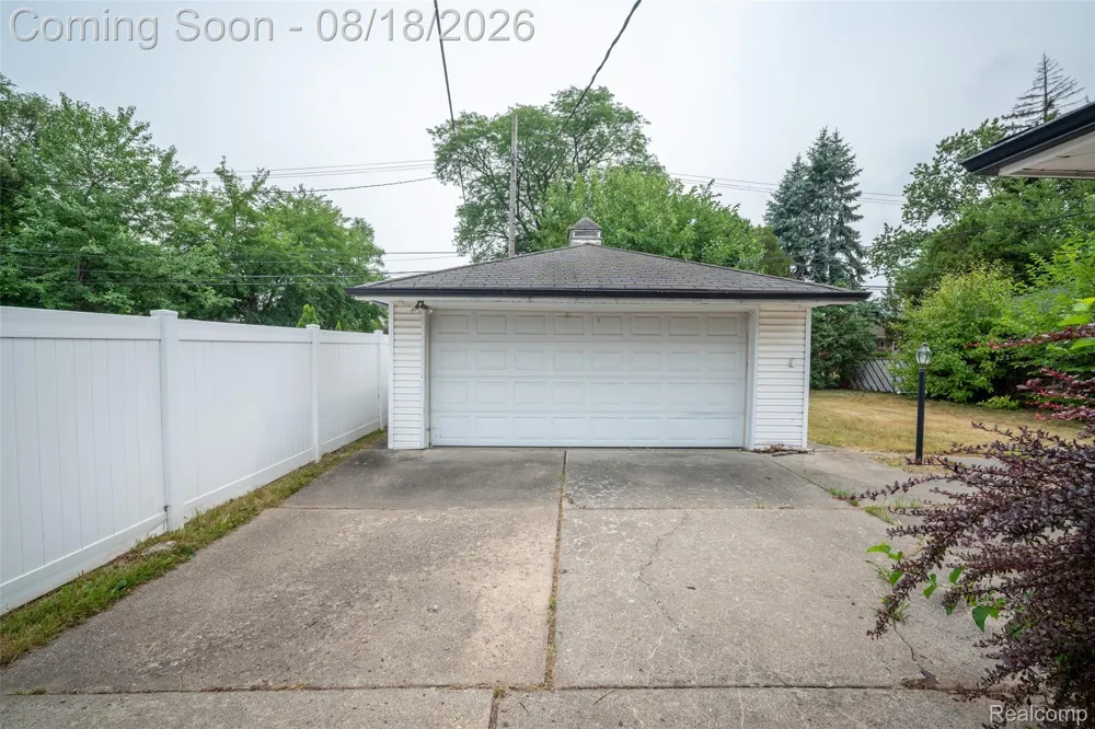 16786 Sprenger Avenue Eastpointe City, MI 48021