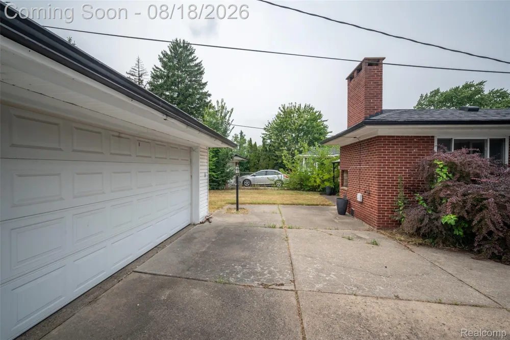 16786 Sprenger Avenue Eastpointe City, MI 48021