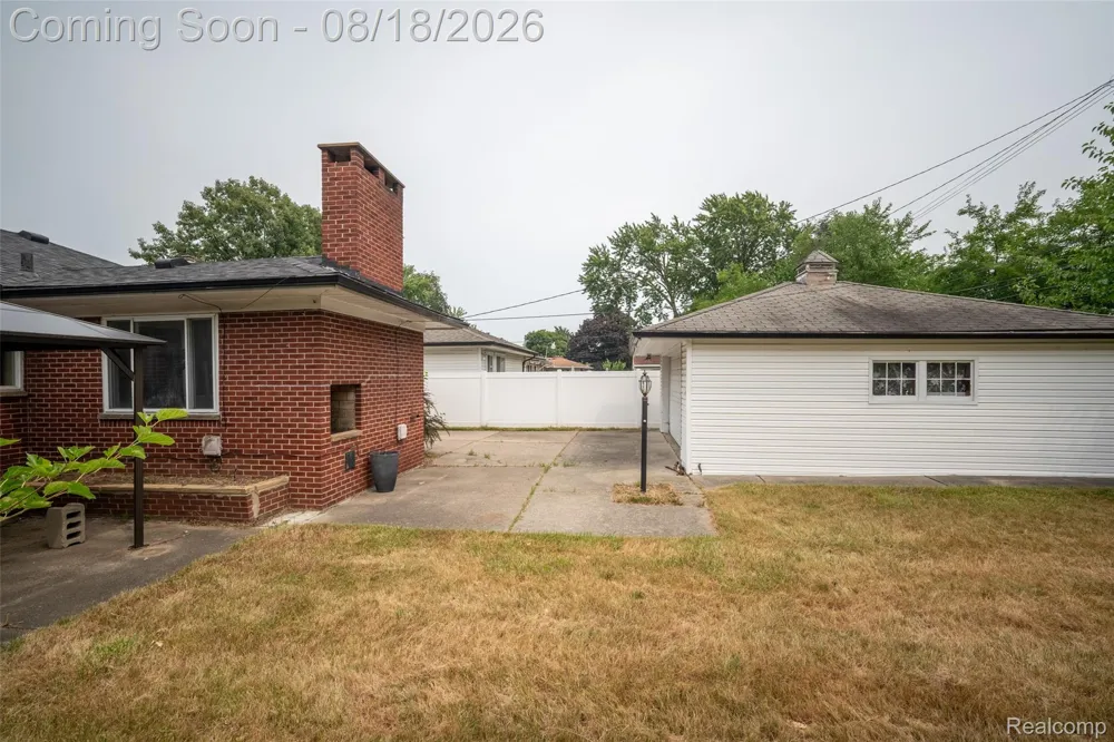 16786 Sprenger Avenue Eastpointe City, MI 48021