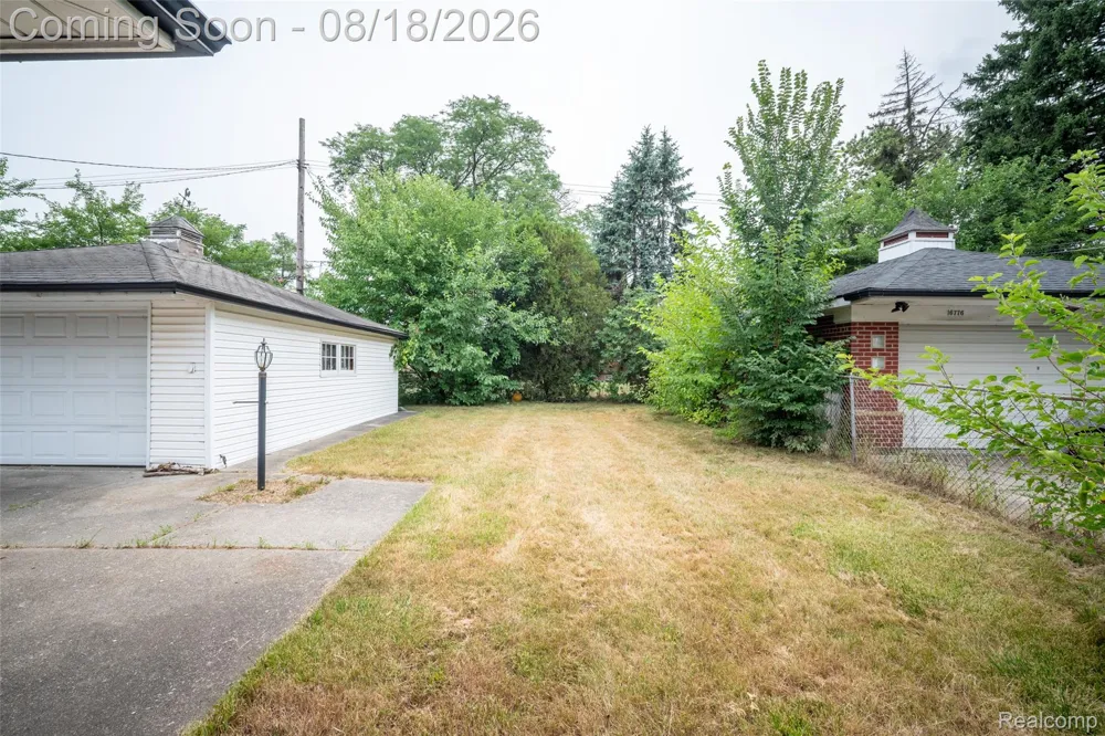 16786 Sprenger Avenue Eastpointe City, MI 48021