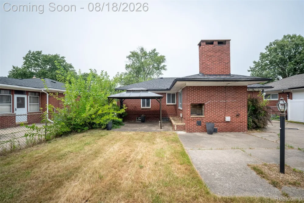 16786 Sprenger Avenue Eastpointe City, MI 48021