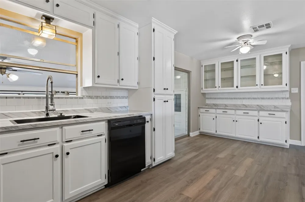 702 Rita Street Lacy Lakeview, TX 76705