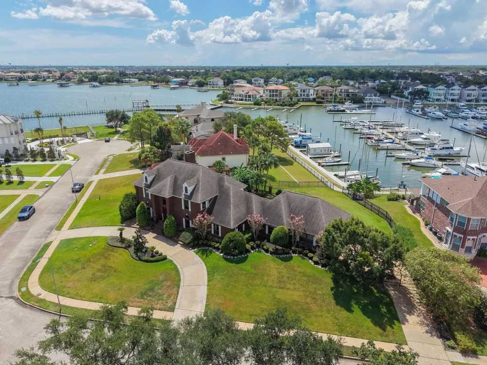 2207 Twin Oaks Boulevard Kemah, TX 77565