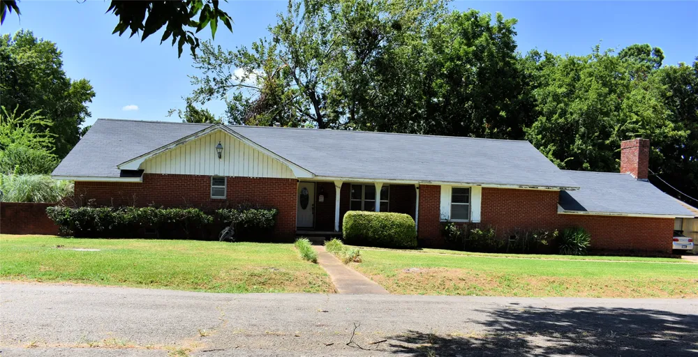 1110 S 4 STREET Hugo, OK 74743