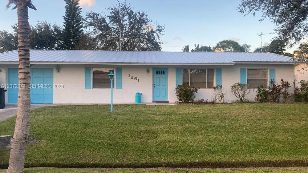1261 SE Mendavia Ave Port St. Lucie, FL 34952
