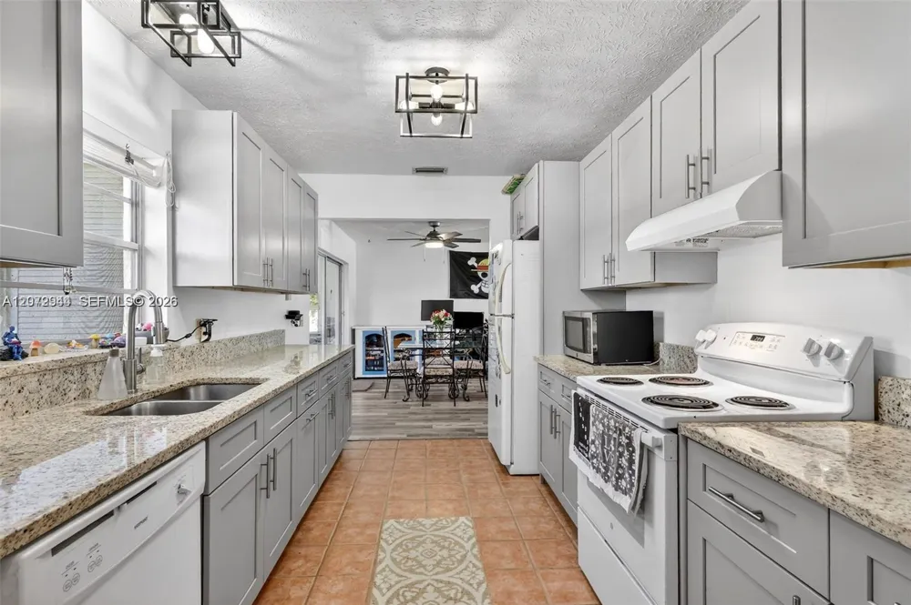 1261 SE Mendavia Ave Port St. Lucie, FL 34952