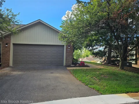 5663 Hillcrest Circle E #64