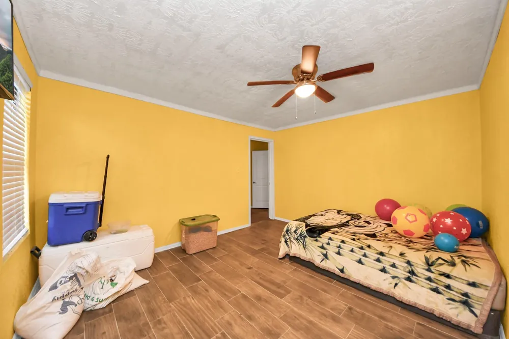 1040 County Road 5007 Cleveland, TX 77327