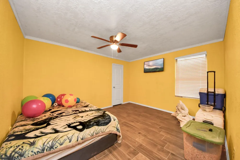 1040 County Road 5007 Cleveland, TX 77327