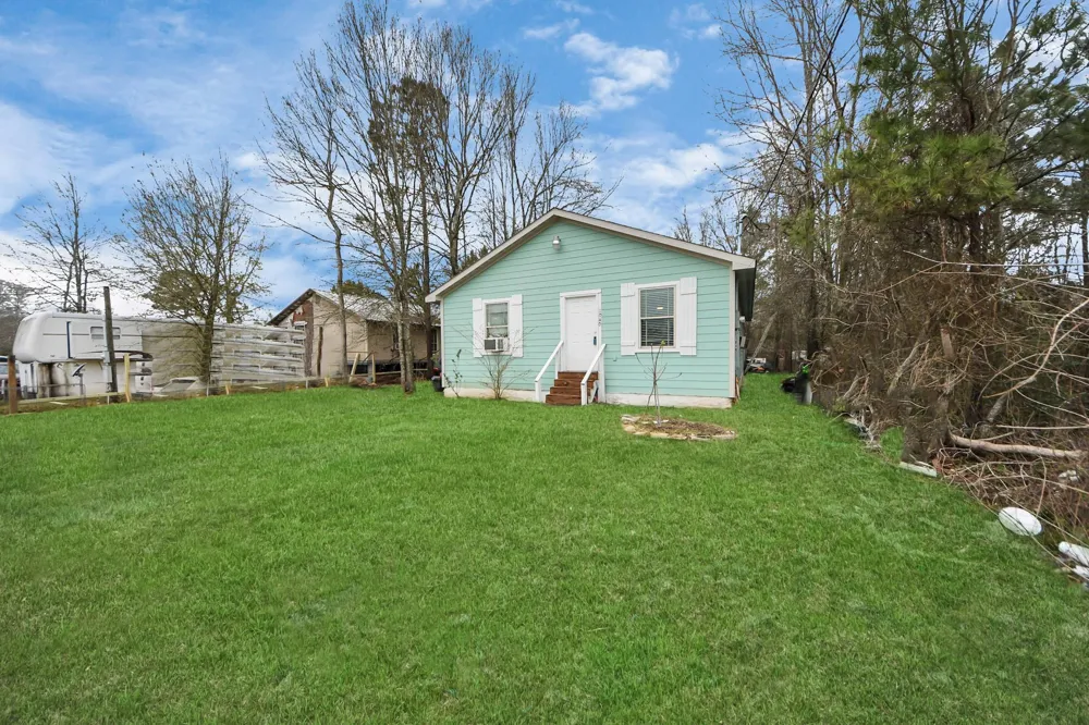 1040 County Road 5007 Cleveland, TX 77327