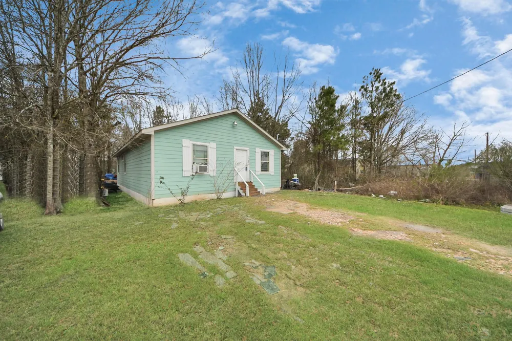 1040 County Road 5007 Cleveland, TX 77327
