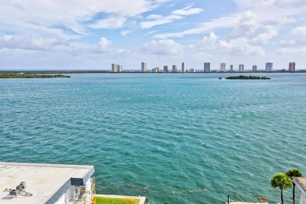 110 SHORE COURT #201 North Palm Beach, FL 33408