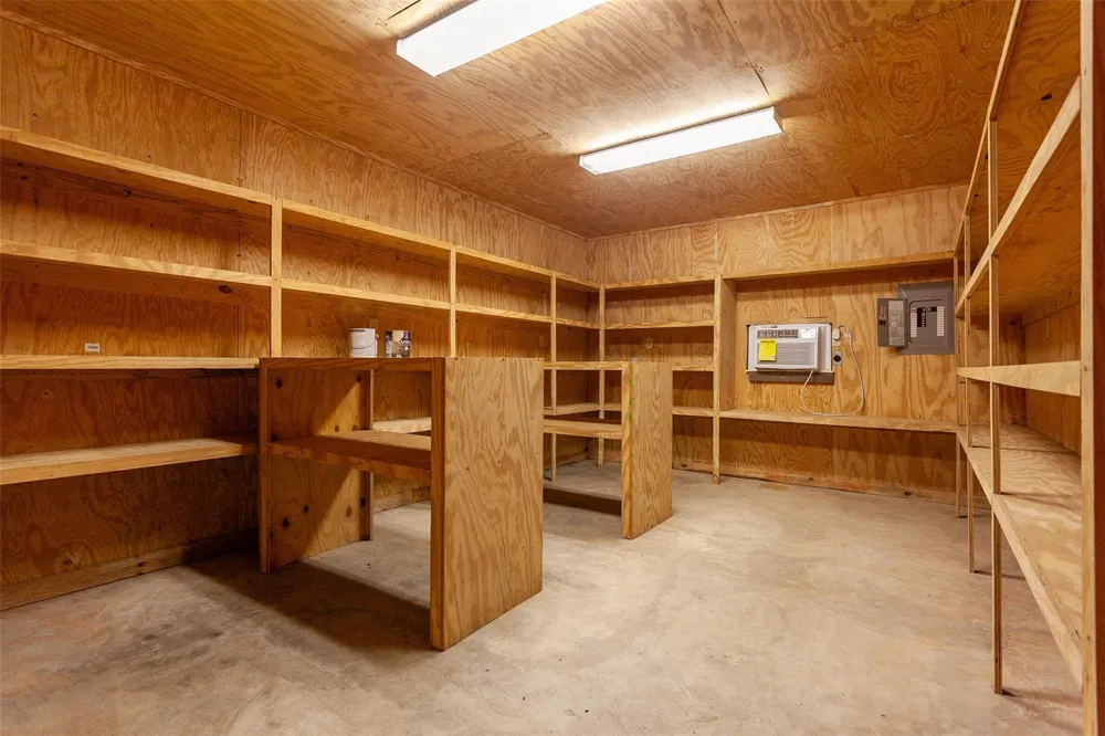 2220 Fm-1013 Hillister, TX 77624