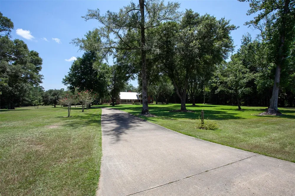 2220 Fm-1013 Hillister, TX 77624