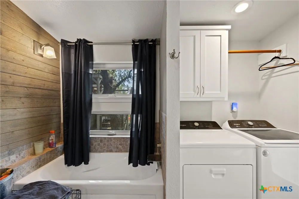 143 Oak Lane Johnson City, TX 78636