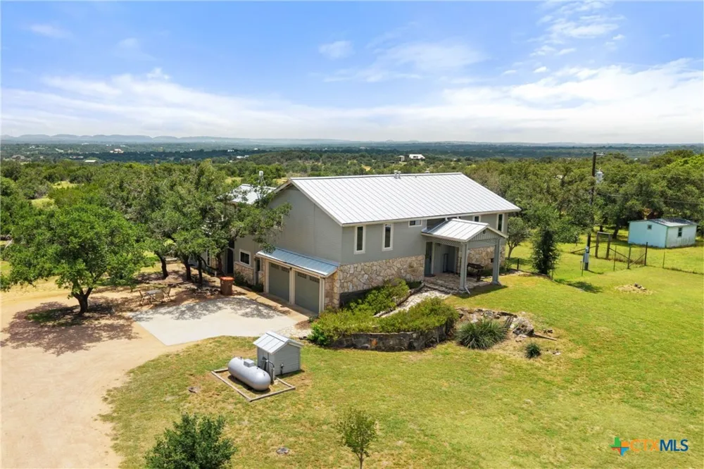 143 Oak Lane Johnson City, TX 78636